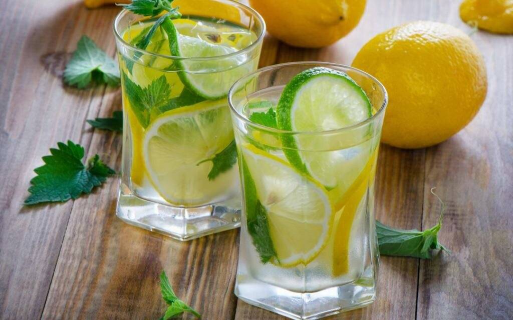 Вода с лимоном. польза, действие на организм, как приготовить, принимать для похудения. рецепты с медом, солью, сахаром, имбирем