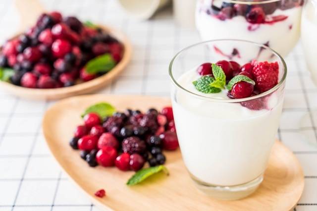 Йогурт – состав, калорийность и полезные свойства