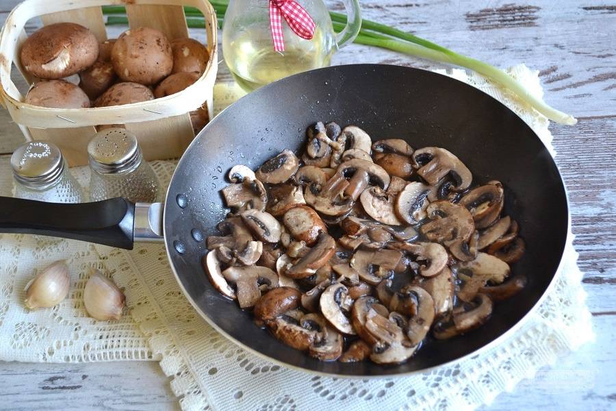 Свежие грибы на сковороде рецепт