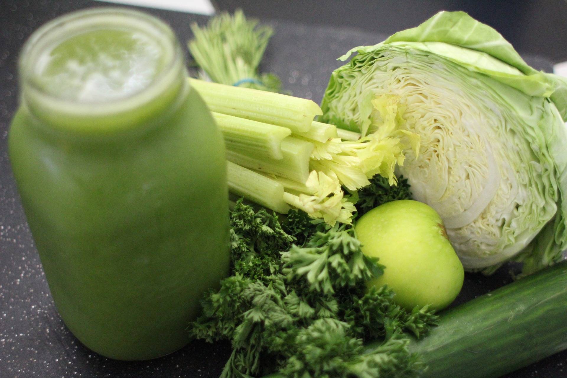 Польза и вред свежего капустного сока: диетические, противоязвенные и другие свойства