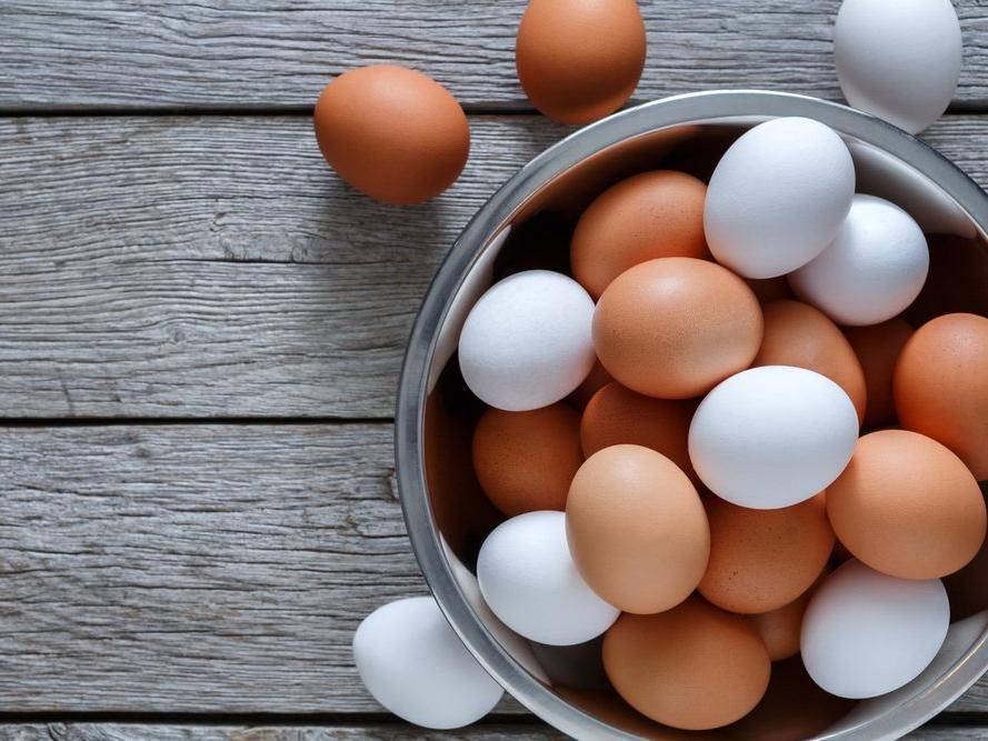 Чем отличаются белые яйца от коричневых?