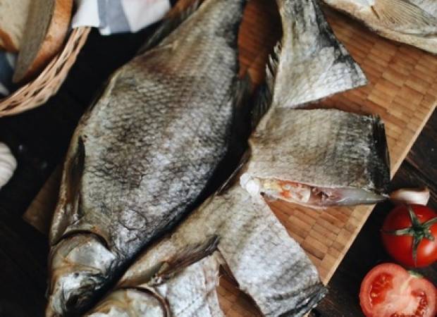 В чем разница между вяленой и сушеной рыбой?
