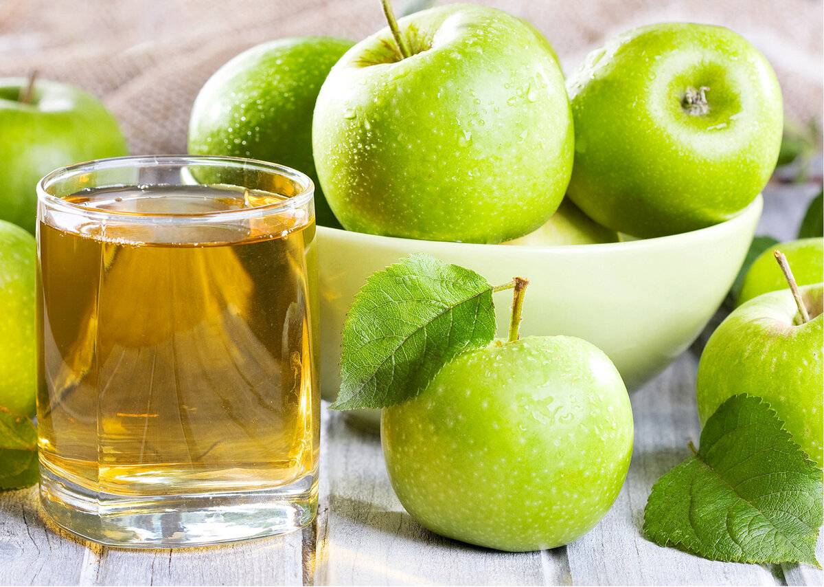 Яблочный сок свежевыжатым пить – на годы здоровье свое сохранить!
