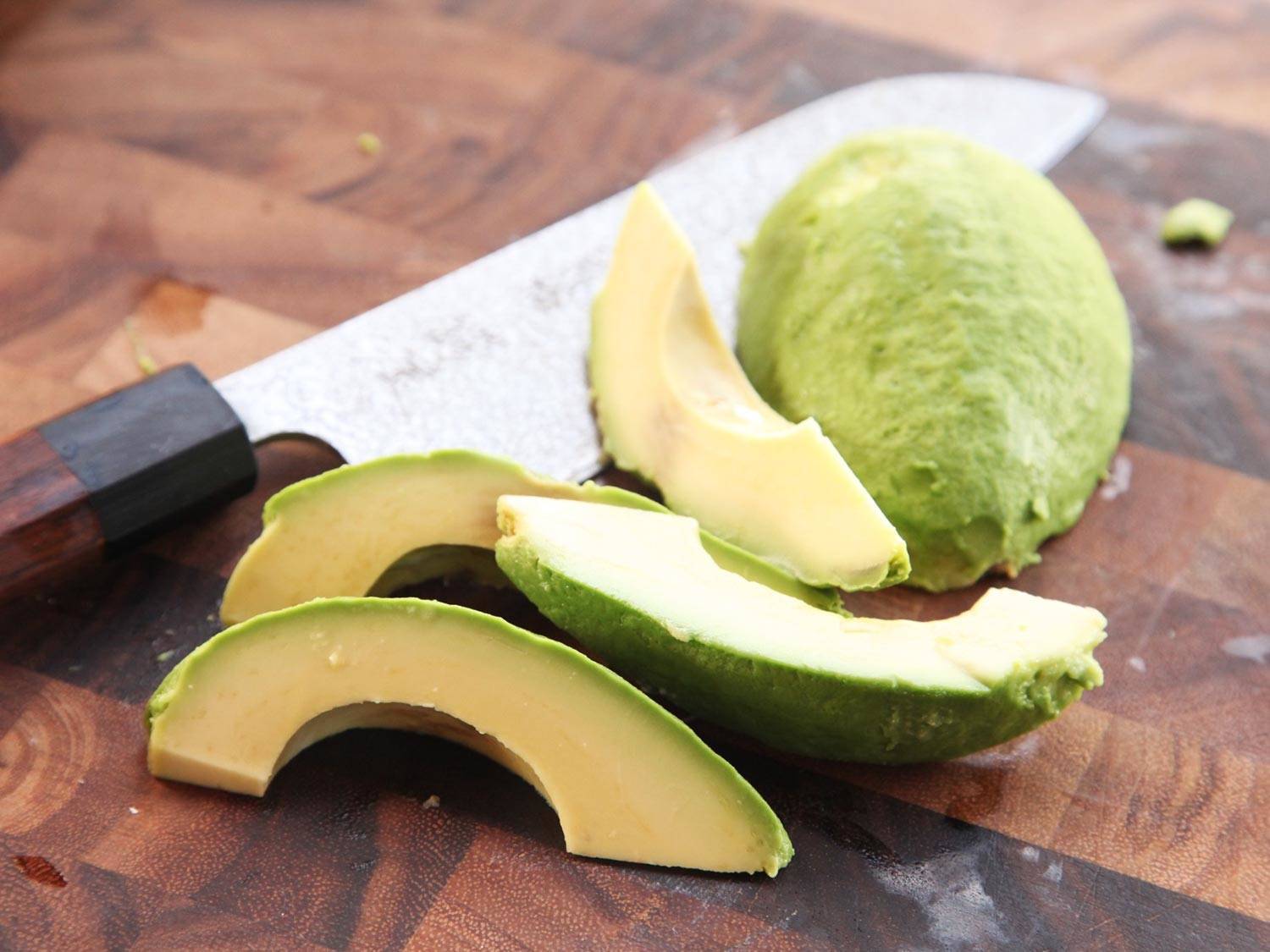 Авокадо для салата: как правильно чистить в домашних условиях