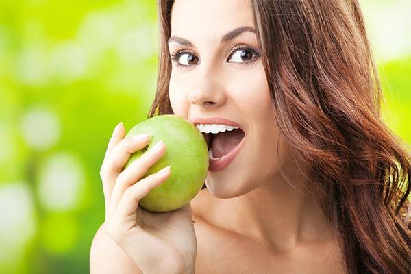 Можно ли есть яблоки при грудном вскармливании? как употреблять продукт?