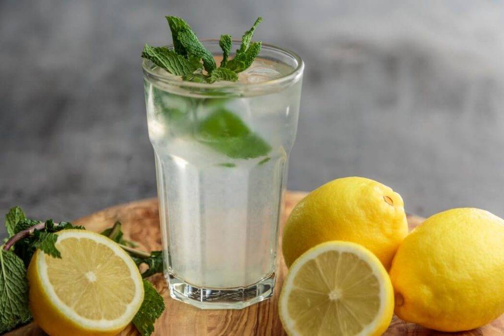 Вода с лимоном — простое средство оздоровления организма