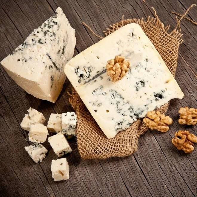 Чем полезен сыр с голубой плесенью для организма (дор блю, рокфор и другие)