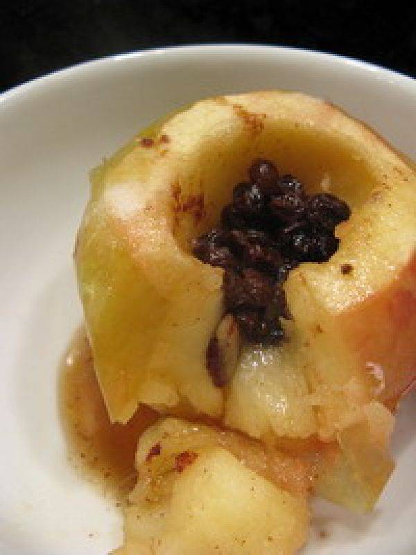 Печеные яблоки для организма. Печеные яблоки. Печёные яблоки в микроволновке. Печеные яблоки с творогом. Запеченные яблоки для детей.