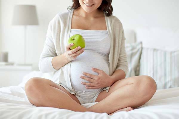 Можно ли зеленые или красные яблоки на ранних и поздних сроках беременности и кому стоит отказаться на время беременности от такого фрукта