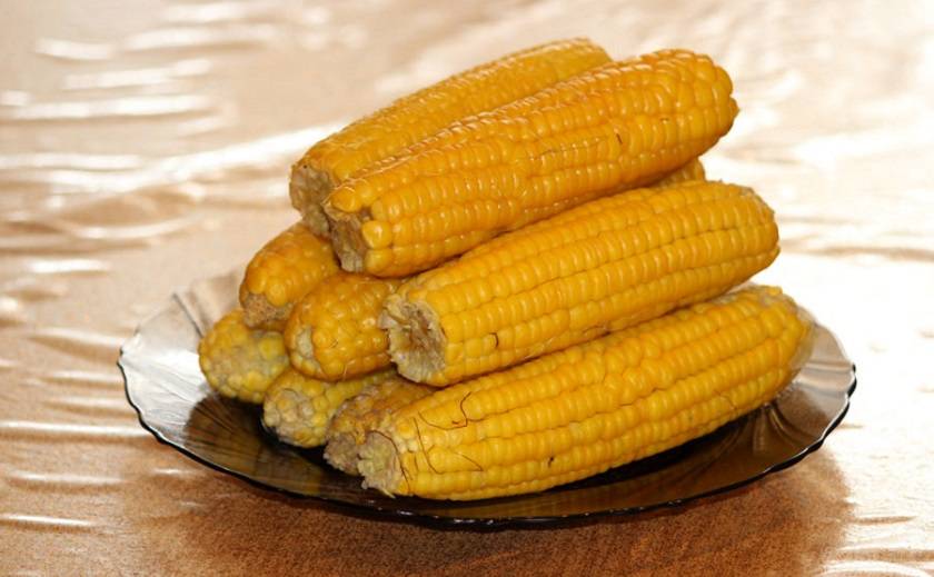 Можно ли есть кукурузу сырой? какая кукуруза полезнее - сырая или вареная?