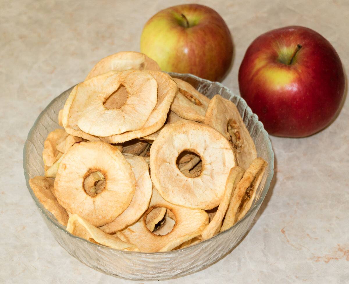 Как правильно сушить яблоки в домашних условиях: подготовка и сушка в духовке, микроволновке, на улице