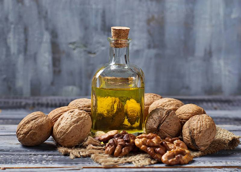 Что представляет собой масло грецкого ореха? состав, польза, вред и применение продукта