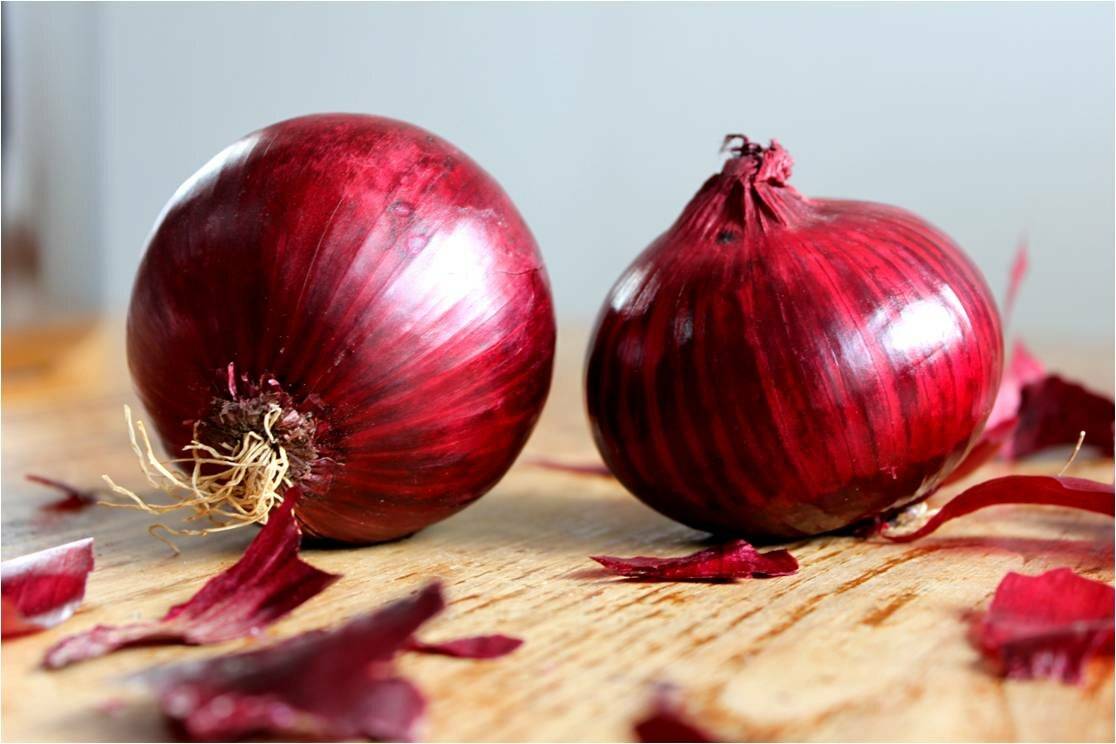 О полезных свойствах красного лука: как принимать овощ для лечения и чем он лучше своего белого собрата?