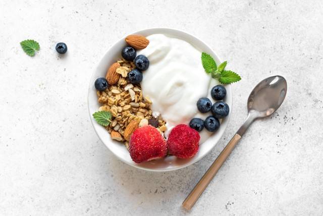 Йогурт – состав, калорийность и полезные свойства