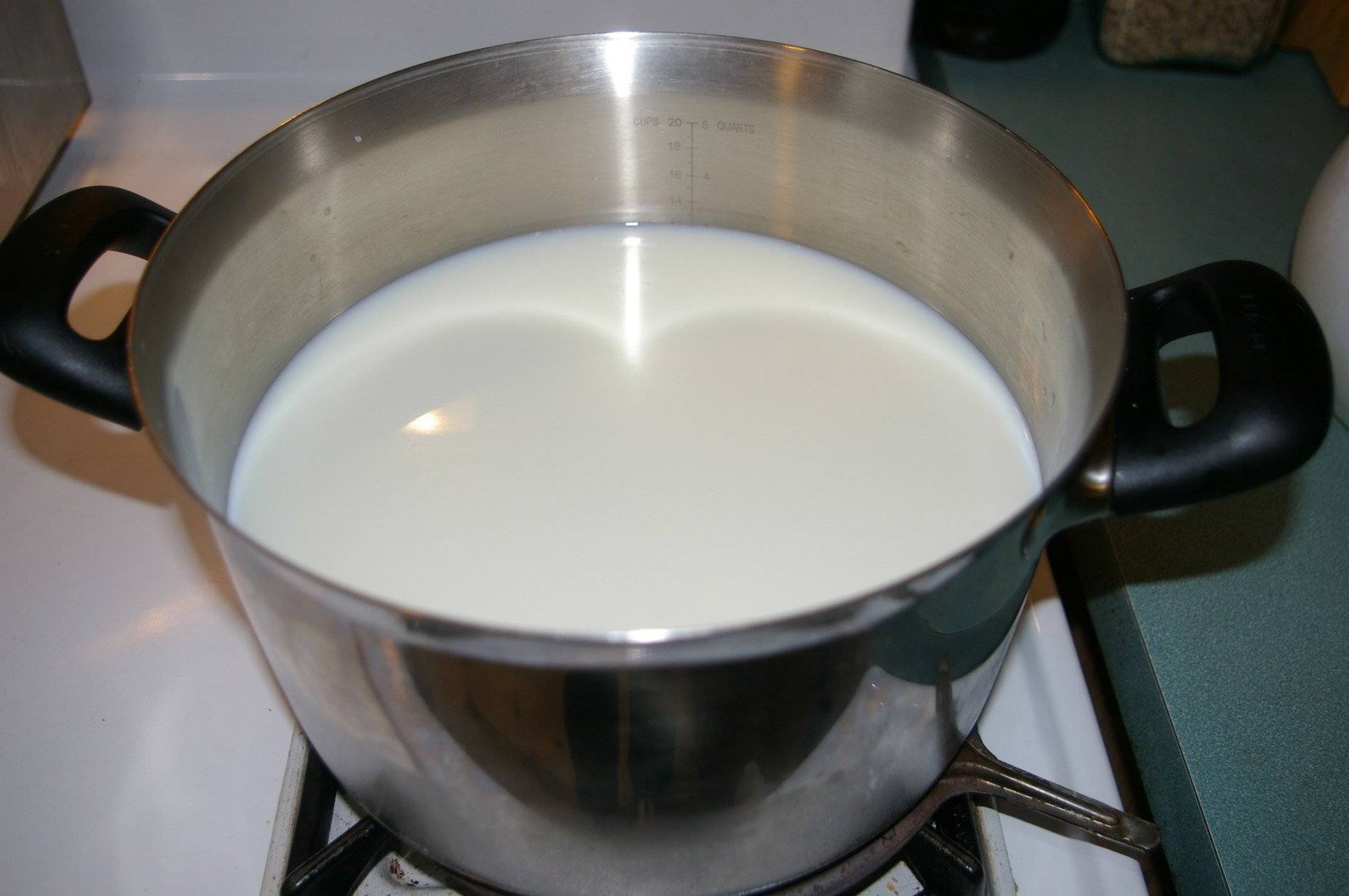 Молоко в кастрюле