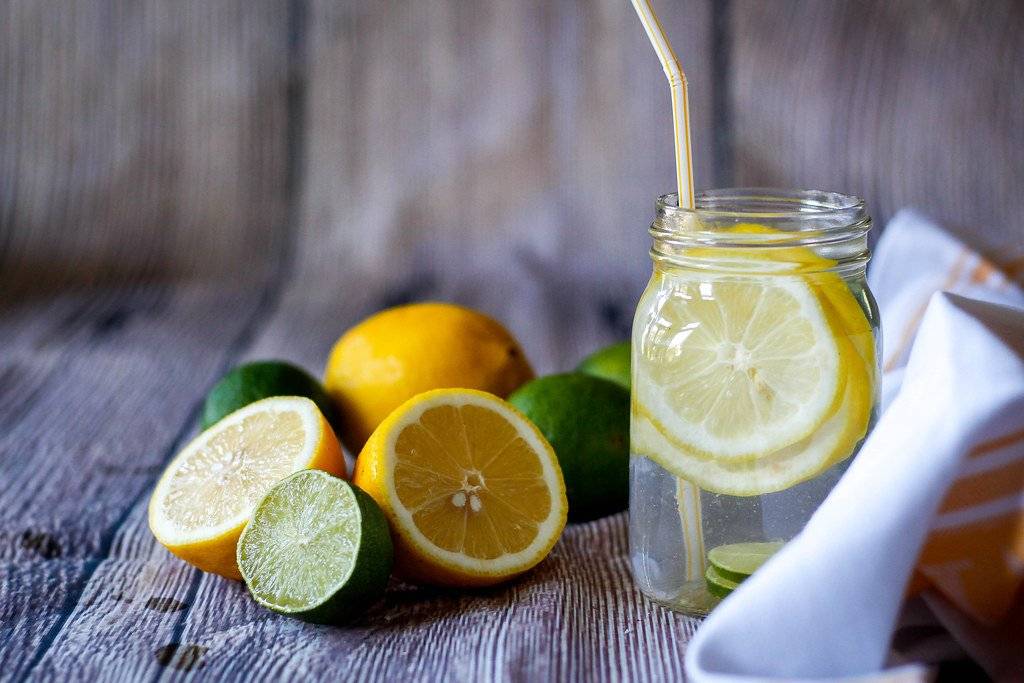 Вода с лимоном с утра натощак: польза и вред, как правильно употреблять